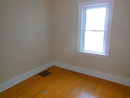 1529 RAE 2 BEDROOM WITH PLENTY OF STYLE - Photo 2