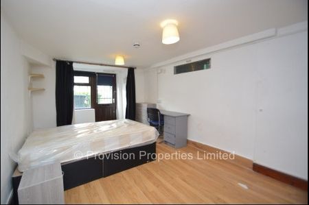 8 Bed Properties in Hyde Park - Photo 5