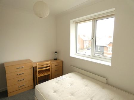 4 bed apartment to rent in Chillingham Road, Heaton, NE6 - Photo 2