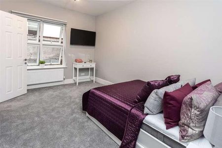 Flat B, St. Michaels Road, Aldershot, Hampshire, GU12 - Photo 2