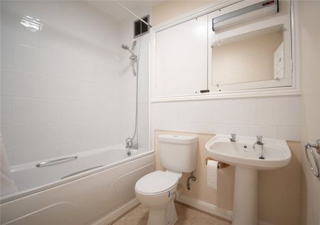 Superbly presented 1 bedroom apartment for rent within walking distance of the Grafton & City. Furnished. - Photo 5