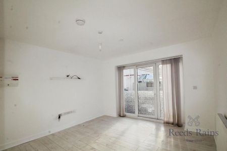 3 bedroom semi-detached house to rent - Photo 2