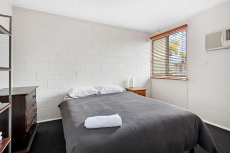 Modern & Fully Furnished Townhouse in Sought-After Kambalda West - Photo 2