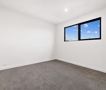 Stunning, brand-new townhouse in highly sought after Curtin - Photo 6