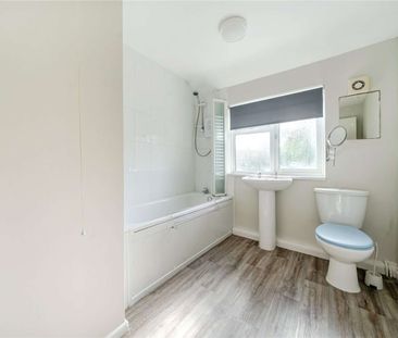 Four Bedroom end-of-terrace house with driveway and garage. - Photo 5