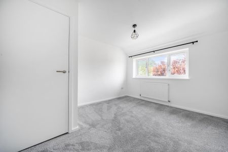 4 bedroom semi-detached house to rent - Photo 3