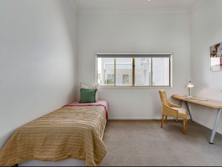 LARGE BALCONY WITH 2 CAR SPACE IN THE HEART OF SPRING HILL! - Photo 5