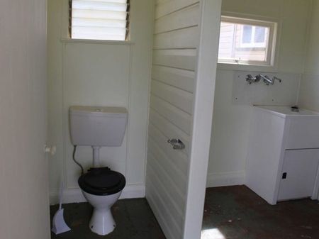 CHARMING 3-BEDROOM PROPERTY - Photo 3