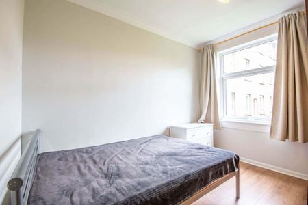 3 bedroom flat to rent - Photo 3