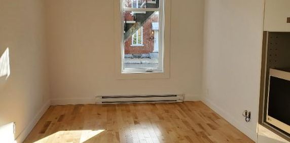 LIBRE - LOFT MEUBLÉ- stationnement & cour privée - Photo 2