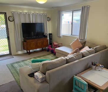 3 Bedroom Home, Walk to Beach, Prime Summer Location! - Photo 2