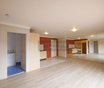 Modern Top Floor 1 Bedroom Apartment with Timber Floors - Photo 1
