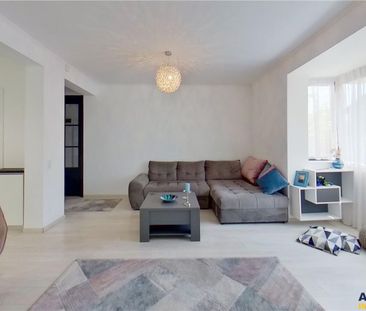 EXPLOREAZA 3D! Nobiliara proprietate, in vila, cu 50 mp grad - Fotografie 2