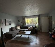 Frederick ~ Lovely 2 Bedroom main floor Flat in Fairview! - Photo 3