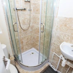 London Road - Photo 2