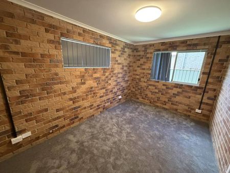 Spacious & Stylish Townhouse Living Close to Grafton CBD - Photo 3