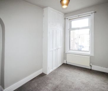 2 bedroom end of terrace house to rent - Photo 2