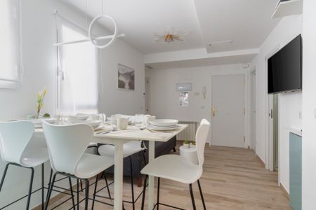 Spacious room with balcony in Madrid - Photo 4