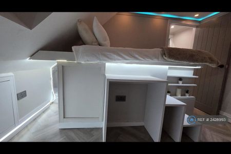 1 bedroom in a house share to rent - Photo 3