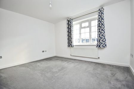 Flat to rent - Tweedy Road, Bromley, BR1 - Photo 3