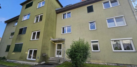 große 3,5 Zimmerwohnung mit Loggia! - Photo 2