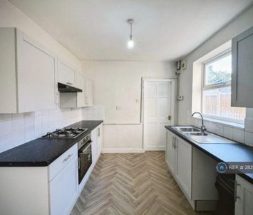 3 bedroom end of terrace house to rent - Photo 2