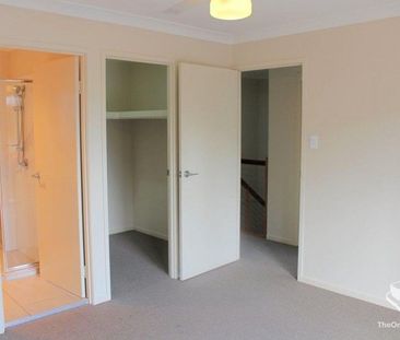 Ducted AC 3 bedroom townhouse - Photo 6