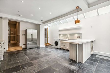 Beautifully presented five bedroom house in Barnes Village - Photo 3