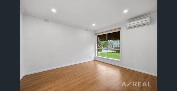 Stylish Family Townhouse in Prestigious Glen Waverley Secondary College Zone - Photo 1
