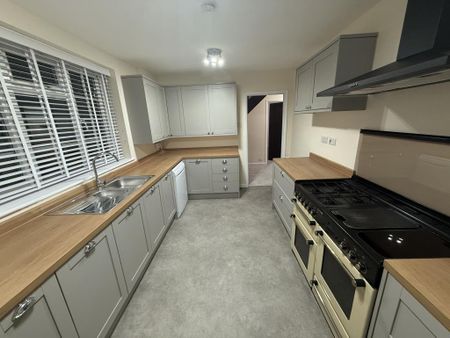 3 bedroom semi-detached house to rent - Photo 4