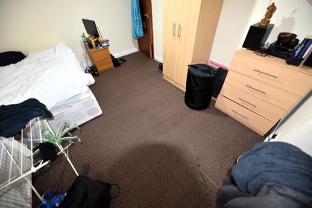 5 bedroom House in Hessle View, Leeds - Photo 3