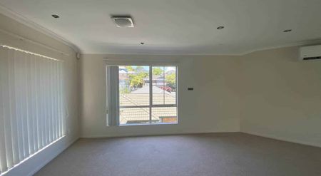 Beautiful Three-Level Family Home in a Conveni... - Photo 3