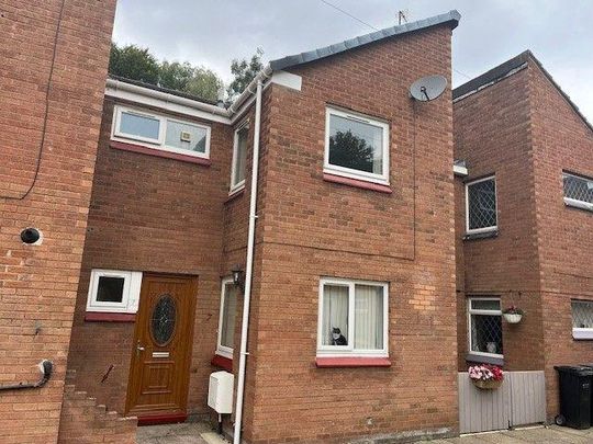 3 bedroom mews to rent - Photo 1