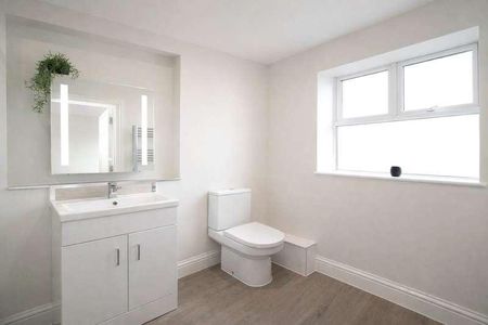 Room A, Grosvenor Road, Aldershot, Hampshire, GU11 - Photo 5
