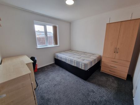 5 Bed Student Accommodation - Photo 2