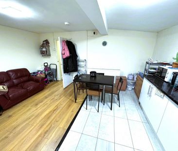 3 bedroom flat to rent - Photo 4
