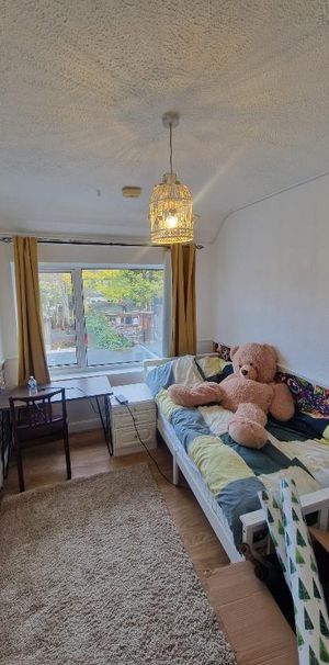 Hunters Square, Dagenham, RM10 - Photo 1