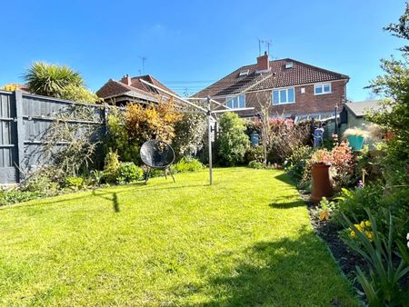 3 bedroom House To Let - Photo 2