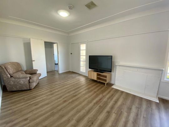 Sunny, Family Home in Prime Edgeworth Location - Photo 1