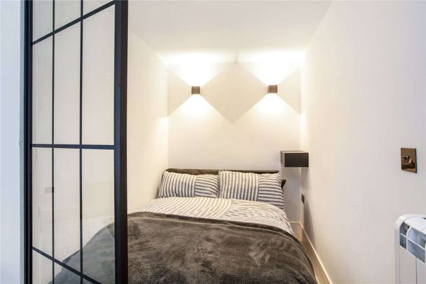 An immaculately presented, spacious ground floor studio apartment with courtyard garden. - Photo 1