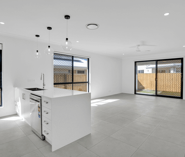 Family Home with Bathtub & Modern Finishes | South Maclean - Photo 5
