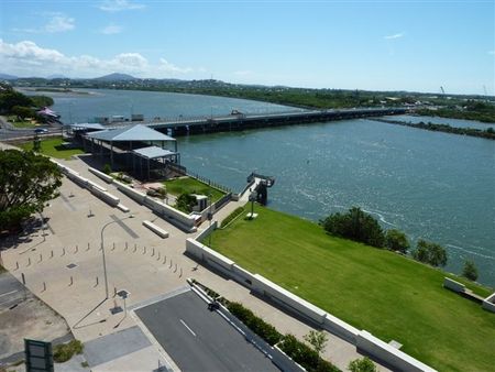 STUNNING RIVER VIEWS - BEAUTIFUL SUMMER BREEZES WITH A DESIGN AND FEEL OF AN EXECUTIVE APARTMENT - Photo 4