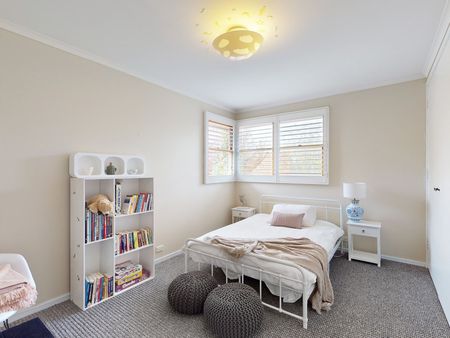 Spacious family home in sought after pocket of Camberwell - Photo 4