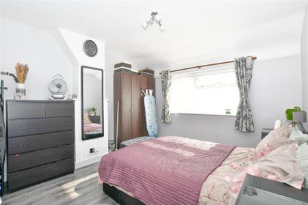 3 bedroom end of terrace house to rent - Photo 4