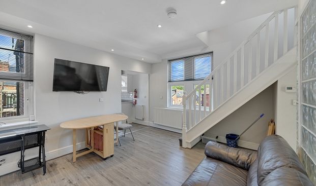 Stylish 3-Bed Ensuite Student Apartment Near Shops and Bars - Photo 1