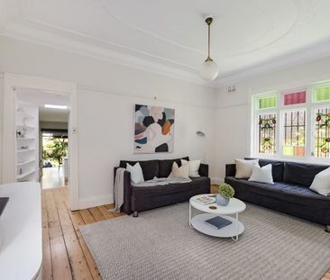 Architecturally enhanced family home with garden retreat - Photo 1