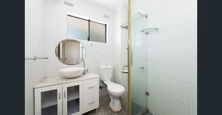 Five-minute walk to foreshore parklands and ferry - Photo 4