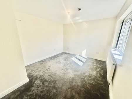 Basildon Avenue, Ilford, IG5 - Photo 2