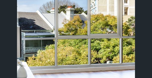 Streamlined apartment in idyllic jacaranda-lined street - Photo 1