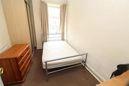 4 bedroom flat to rent - Photo 2